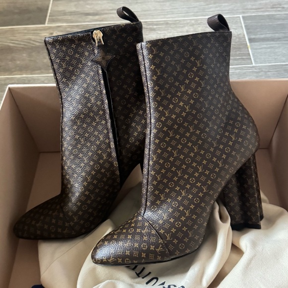 LOUIS VUITTON Brown Nano Monogram LV Silhouette Ankle Boots size 39 - Picture 1 of 13